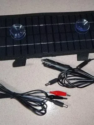 Solarpanel mit Anschluss an den Zigarettenanzünder des Fahrzeugs Nur Für Kurze Zeit